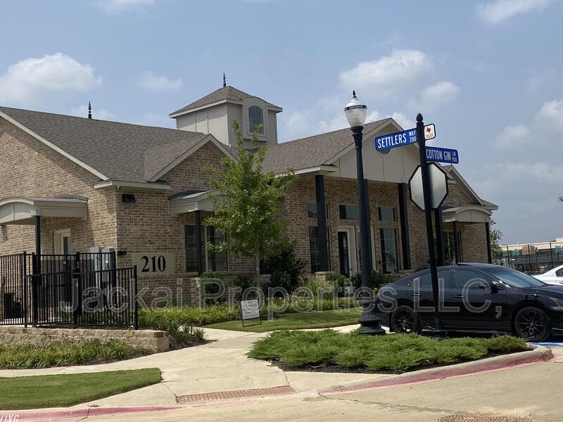 Euless Townhome: 801 Ponds Edge Lane