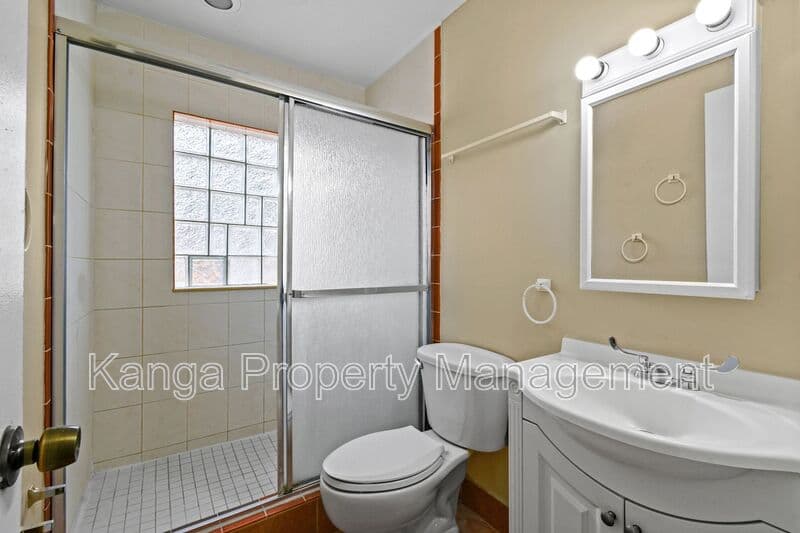 Greenacres House: 6126 Wauconda Way E
