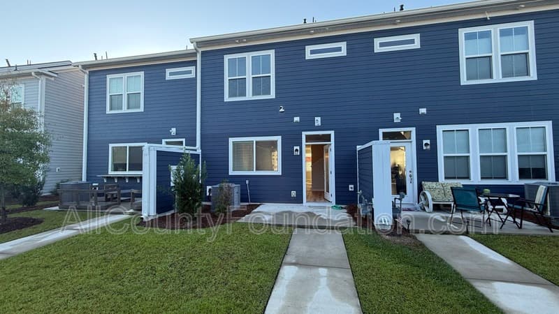 Summerville House: 612 Southview Lane