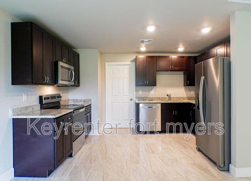 Fort Myers House: 1787 Maryland Ave