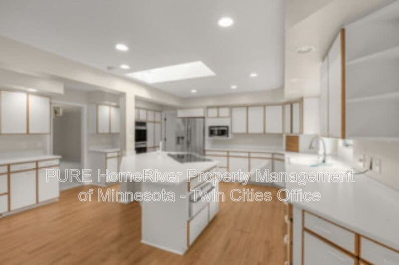 Edina House: 7420 Hyde Park Cir