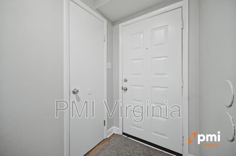 Virginia Beach Townhome: 765 Hampshire Ln