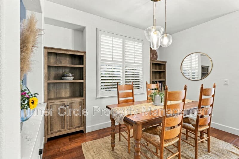 Brentwood House: 374 Olive Street