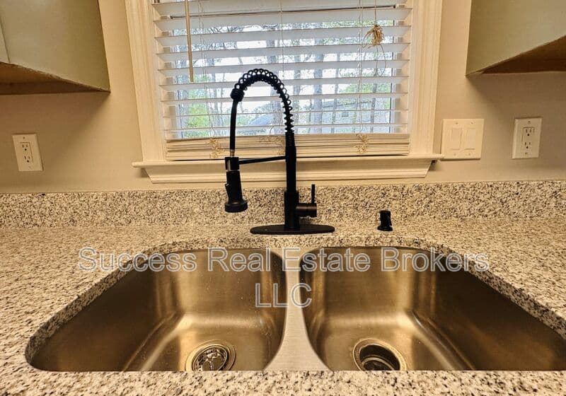 Kennesaw House: 1016 Kennesborough Rd NW