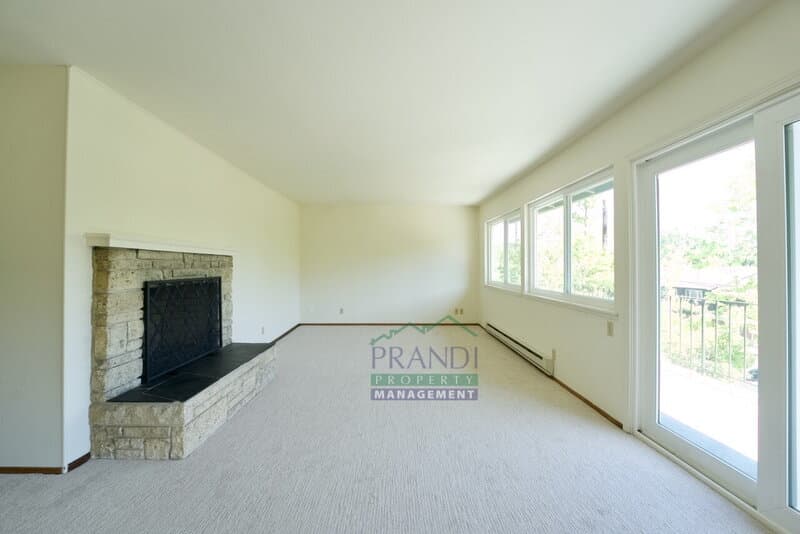 San Anselmo Condo: 1562 Sir Francis Drake Blvd