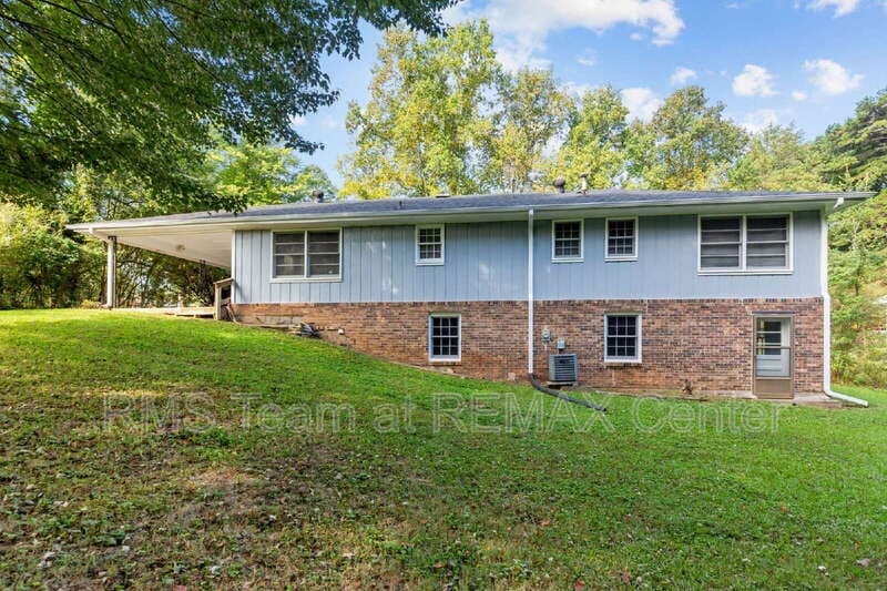 Snellville House: 1834 Dogwood Ct