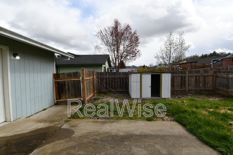 Roseburg House: 187 Georginna Dr
