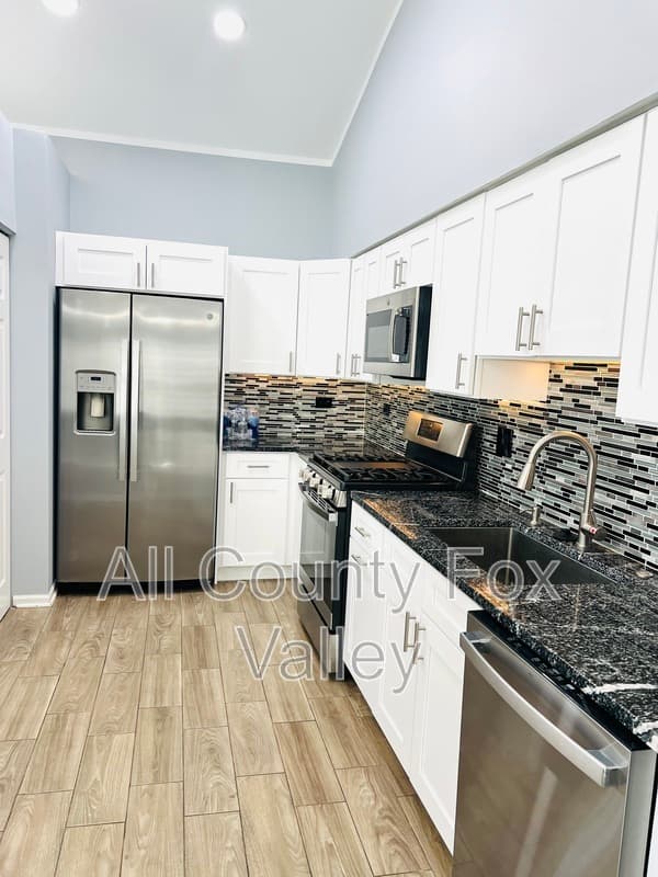 Algonquin Townhome: 300 Emerald Lane