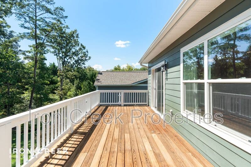 Asheville House: 17 Woodbridge Park Drive