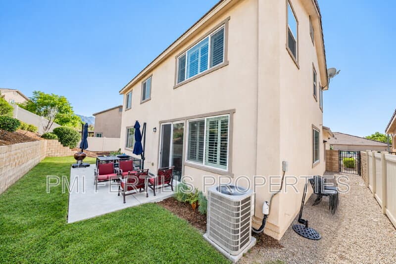 San Bernardino House: 18040 Deerberry Way