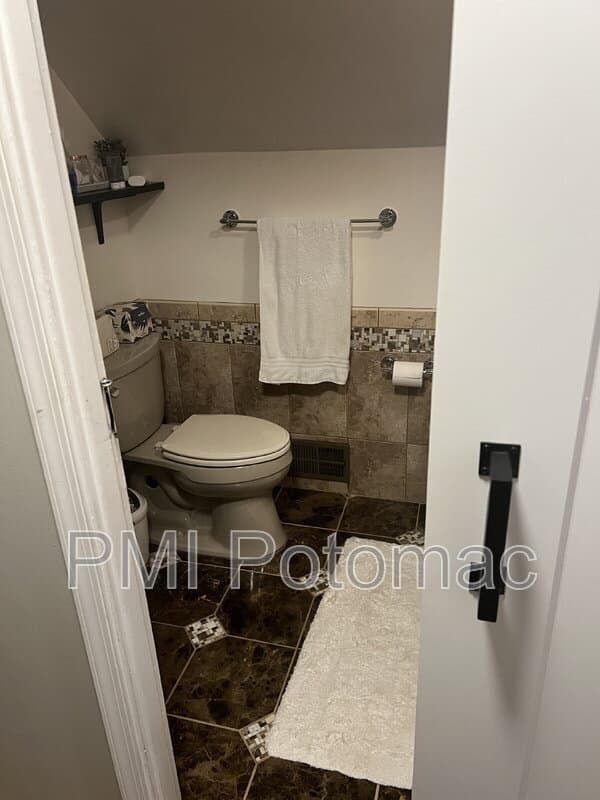 Bowie House: 12618 Kavanaugh Ln