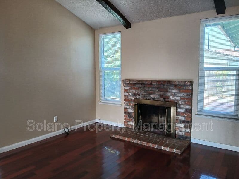 Vallejo House: 400 Mokelumne Drive
