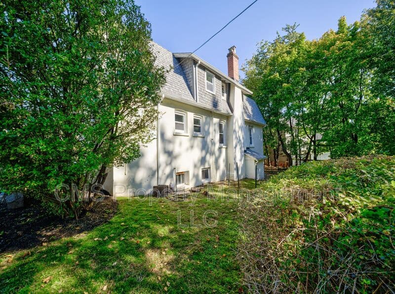West Orange House: 14 Winding Way
