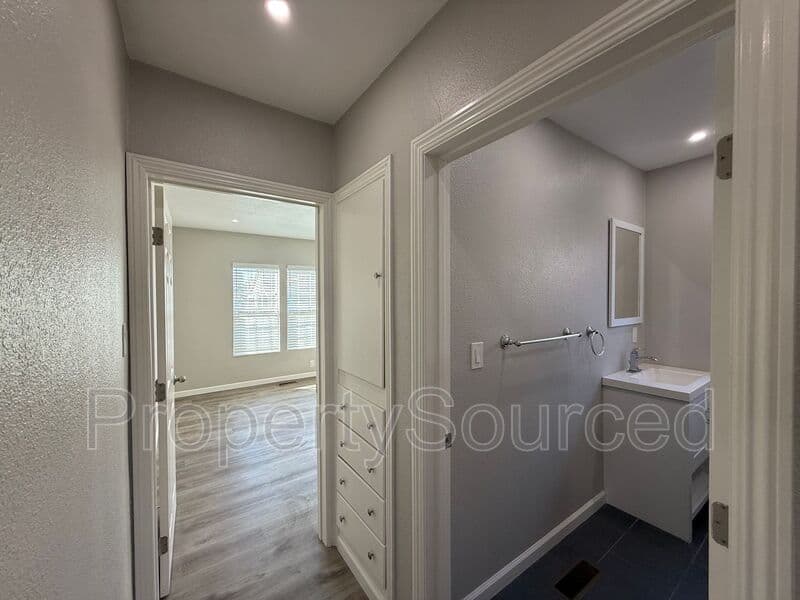 Manteca House: 807 W Yosemite