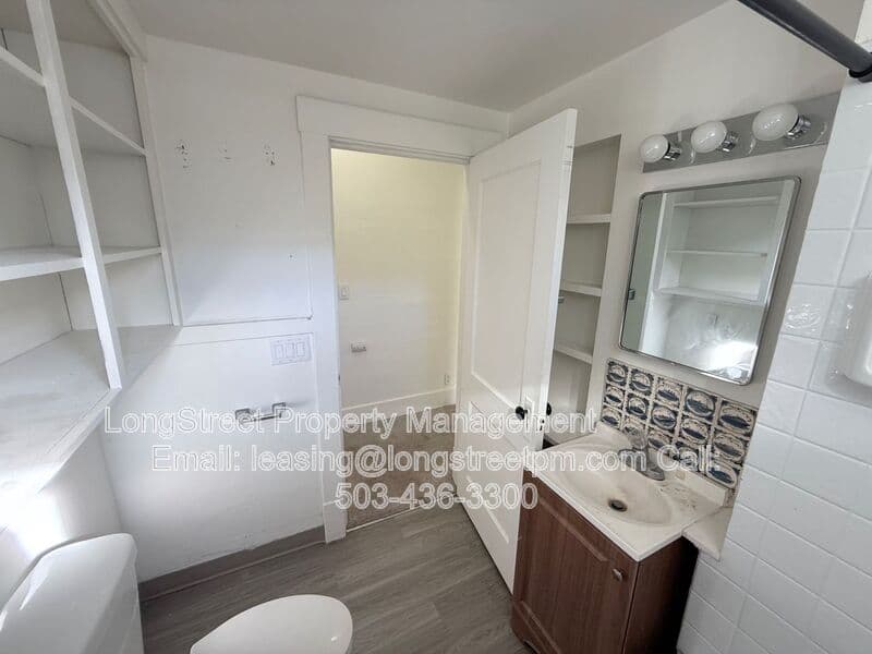 Keizer House: 431 Chemawa Rd N