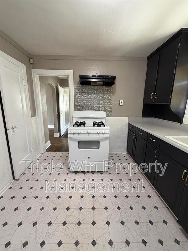Saint Louis House: 8530 Lowell St