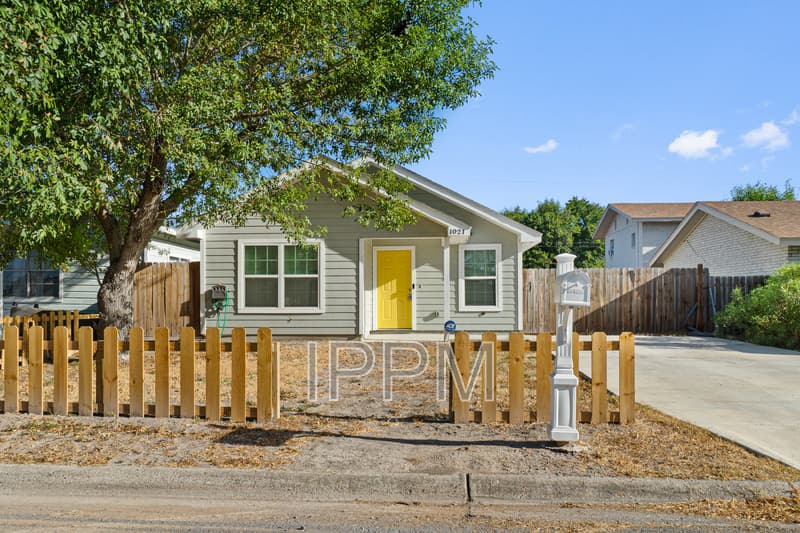 Harlingen House: 1021 E Adams