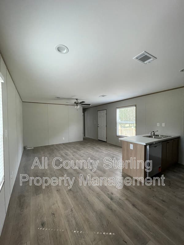 Lake City House: 150 SE Perfect Court