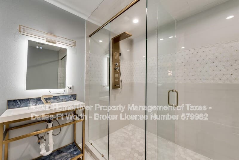 Dallas House: 1124 E 11th St