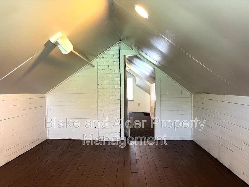 Gladstone House: 1425 Beverly Dr