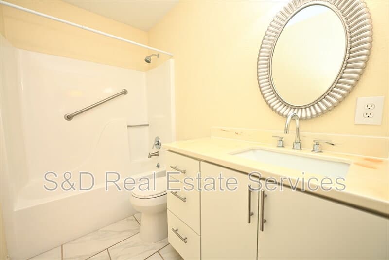 Lakeland House: 1774 Birchwood Loop