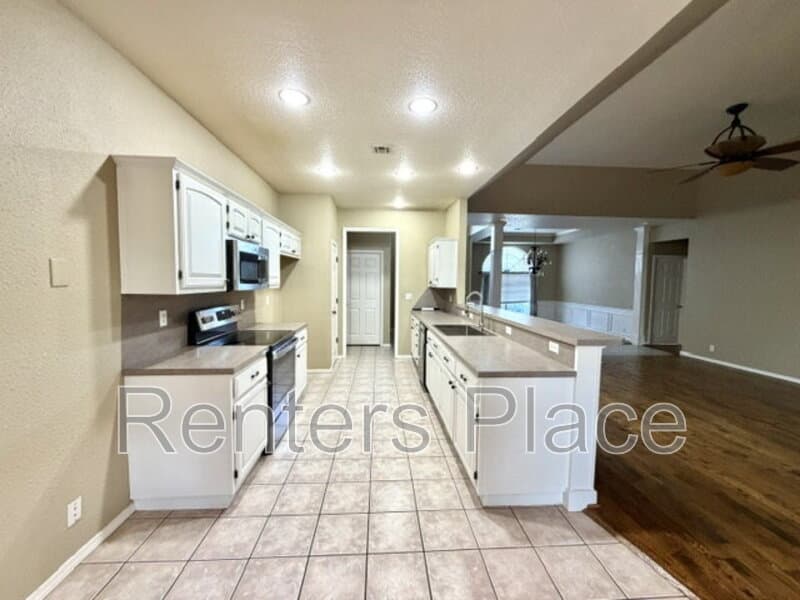 Broken Arrow House: 204 North Magnolia Court