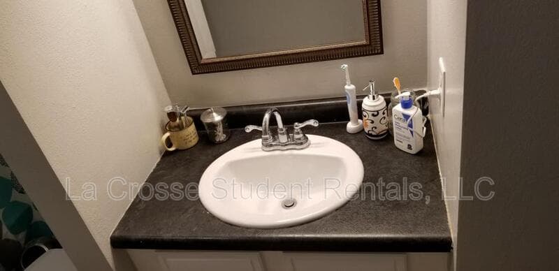 La Crescent Apartment: 619 Welshire Drive