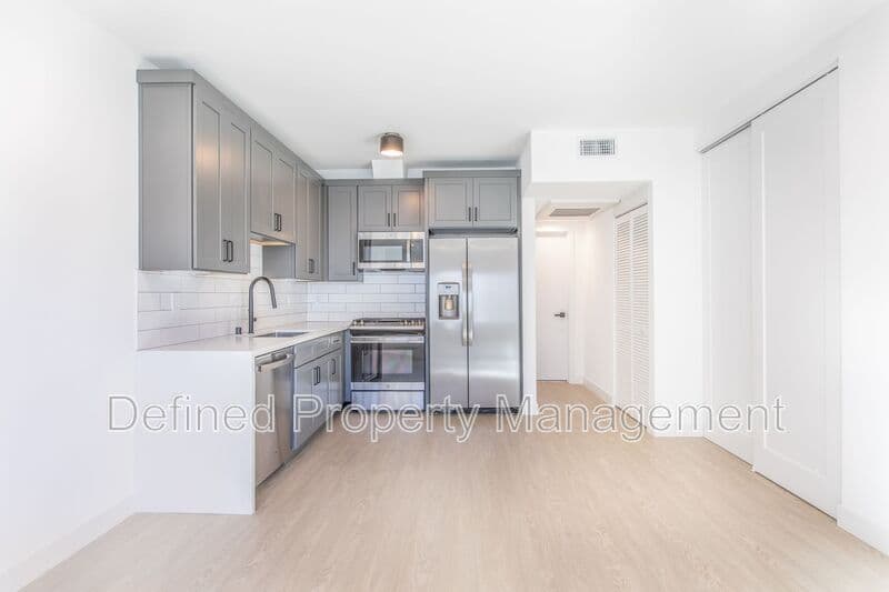 Los Angeles Condo: 6133 Eleanor Ave