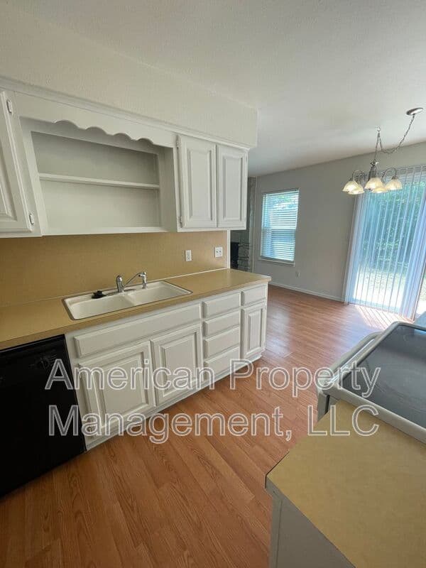 Tulsa House: 1704 W 62nd St S