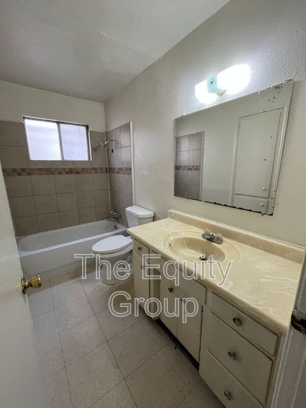 Porterville Condo: 258 N G St