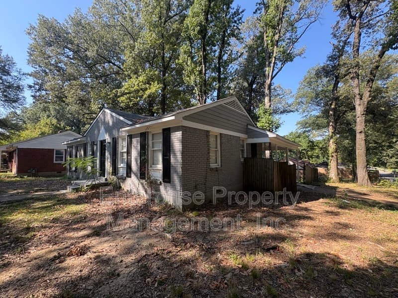 Memphis House: 3645 W Sutton Dr