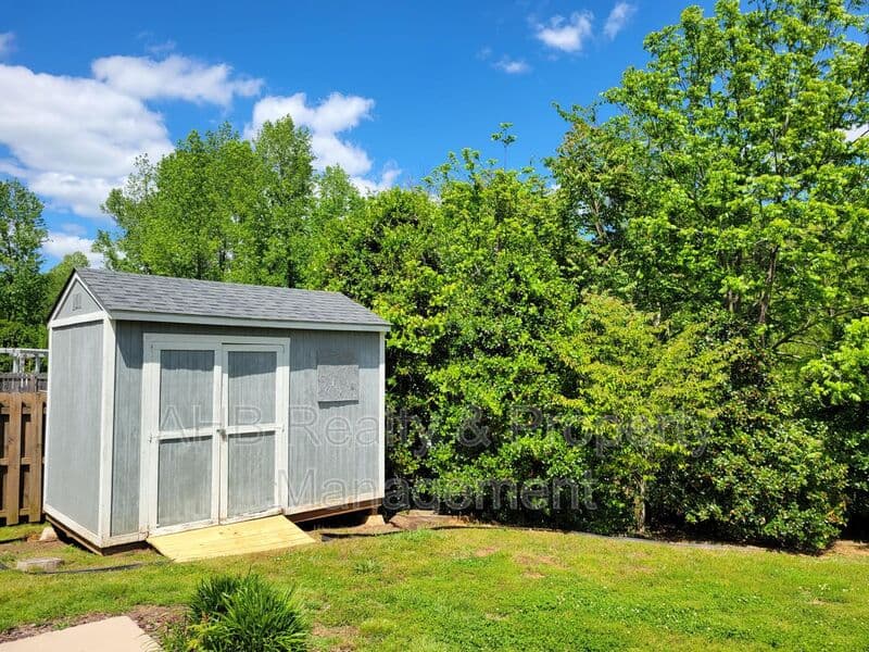 Burlington House: 1322 Ingle Ct