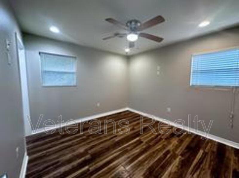 Long Beach House: 113 Alverado Dr