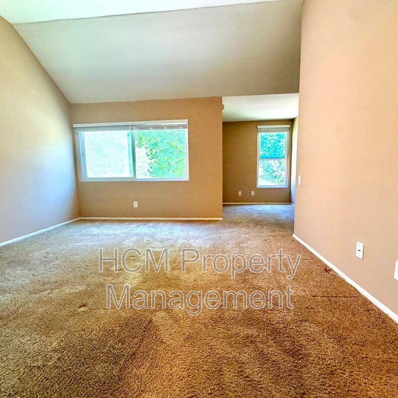 Lake Forest House: 25761 Le Parc