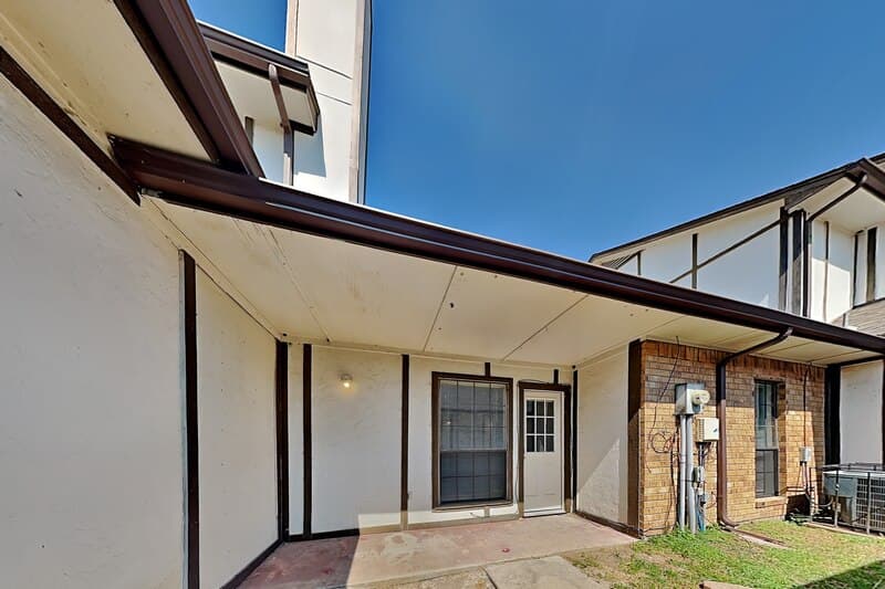 Rowlett House: 6206 Alissa Dr