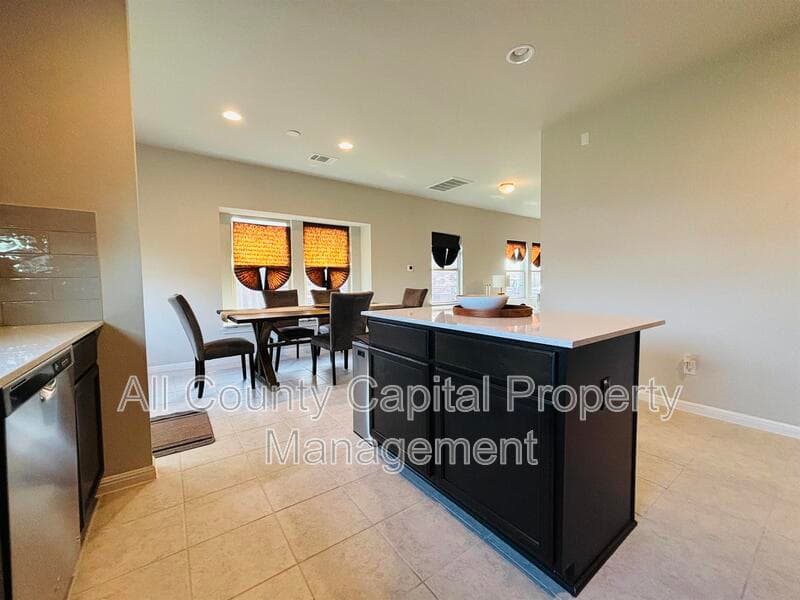 Manor House: 12605 Albatross Pass