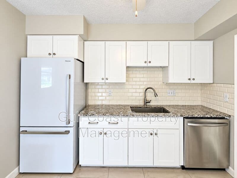 Bradenton House: 5811 18th Street West