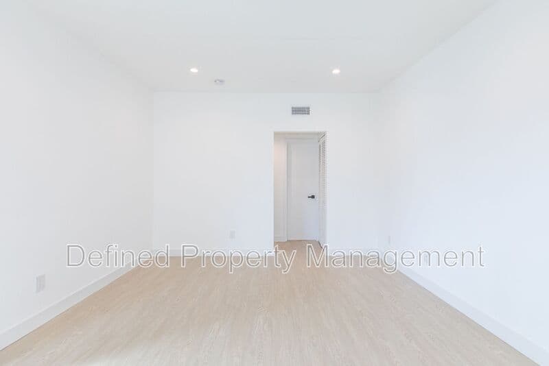 Los Angeles Condo: 6133 Eleanor Ave