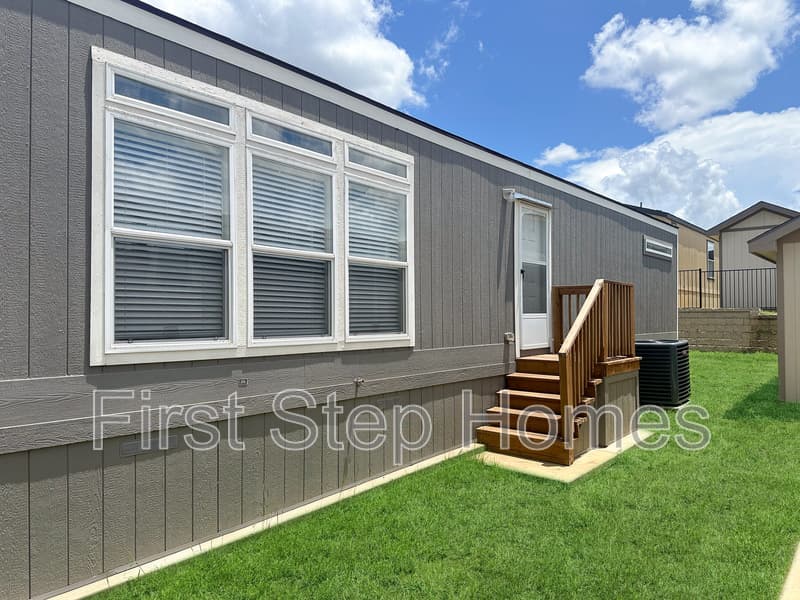 Tyler House: 1007 Conchas St