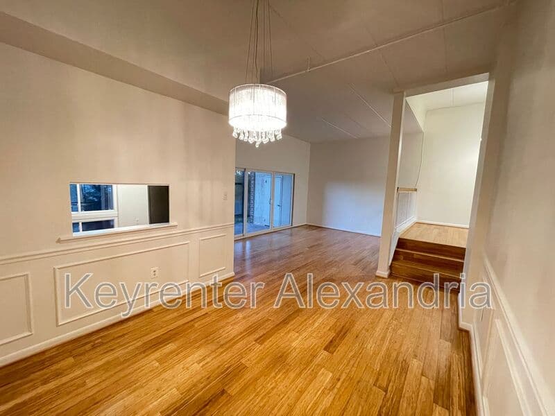 Alexandria Condo: 116 Roberts Ln