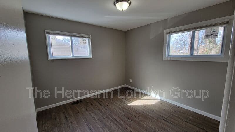 St Louis House: 227 Meadowcrest Dr