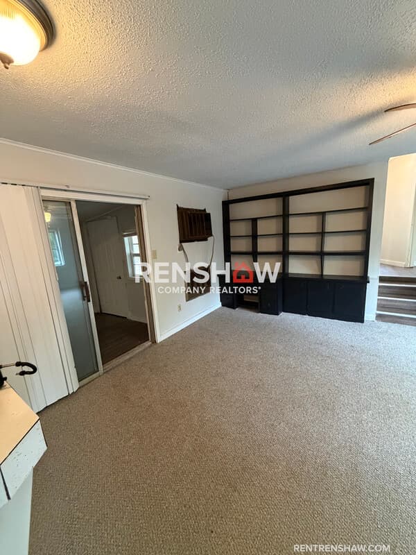 Lexington House: 450 Bedwell St