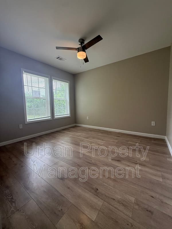 Memphis House: 86 W Dempster Ave