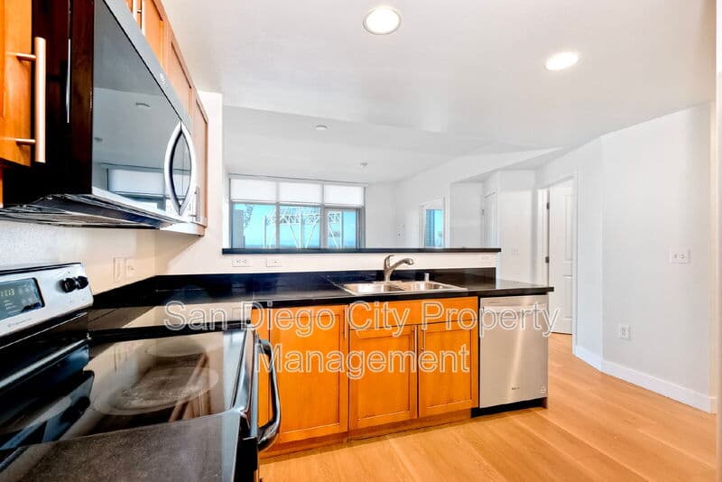 San Diego House: 253 10th Ave