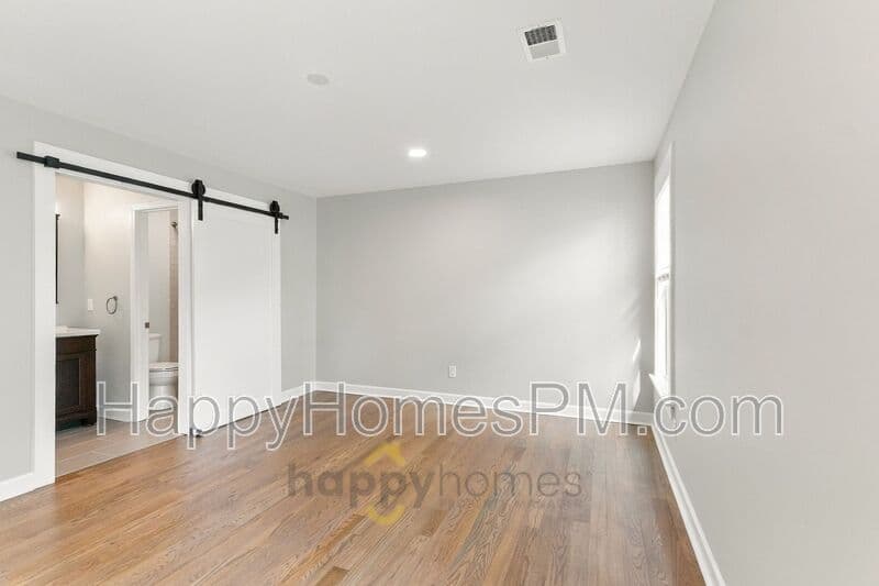 Summerville House: 111 Flicker Lane