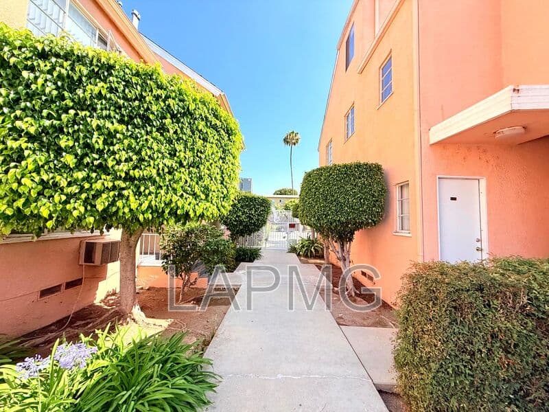 Los Angeles House: 6200-6206 Fountain Avenue