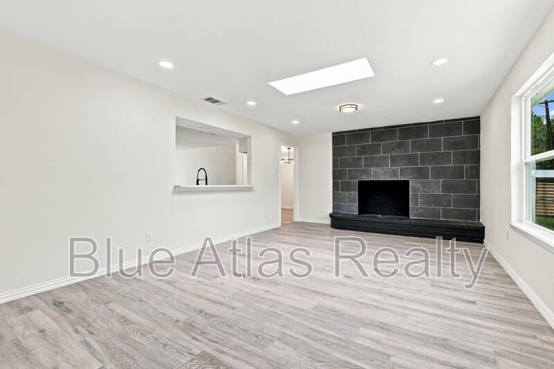 Dallas House: 6008 Golden Gate Drive