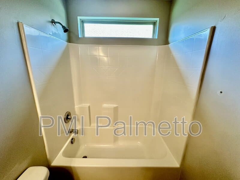 Elgin House: 423 Easy Goer Ct