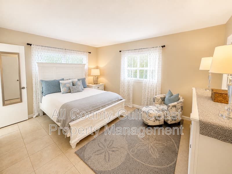 Venice House: 460 Base Ave E