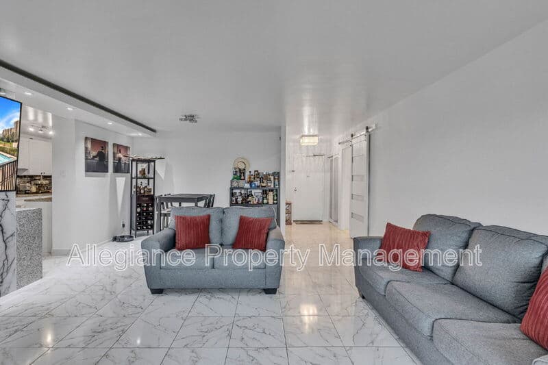 Alexandria House: 205 Yoakum Pkwy